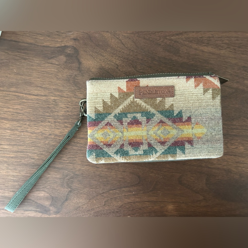 Pendleton Geometric Clutch